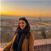 Laureata in economia impartisce lezioni in economia aziendale per studenti di istituti tecnici